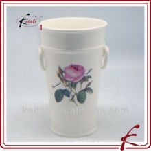 Pot de fleurs en céramique avec un design rose
